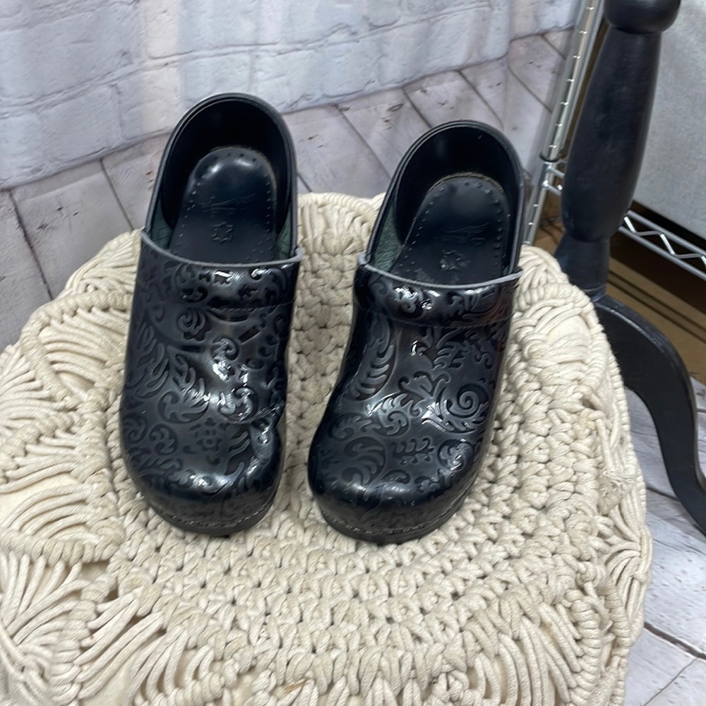 Dansko slip on black embossed print leather size 40 shoes